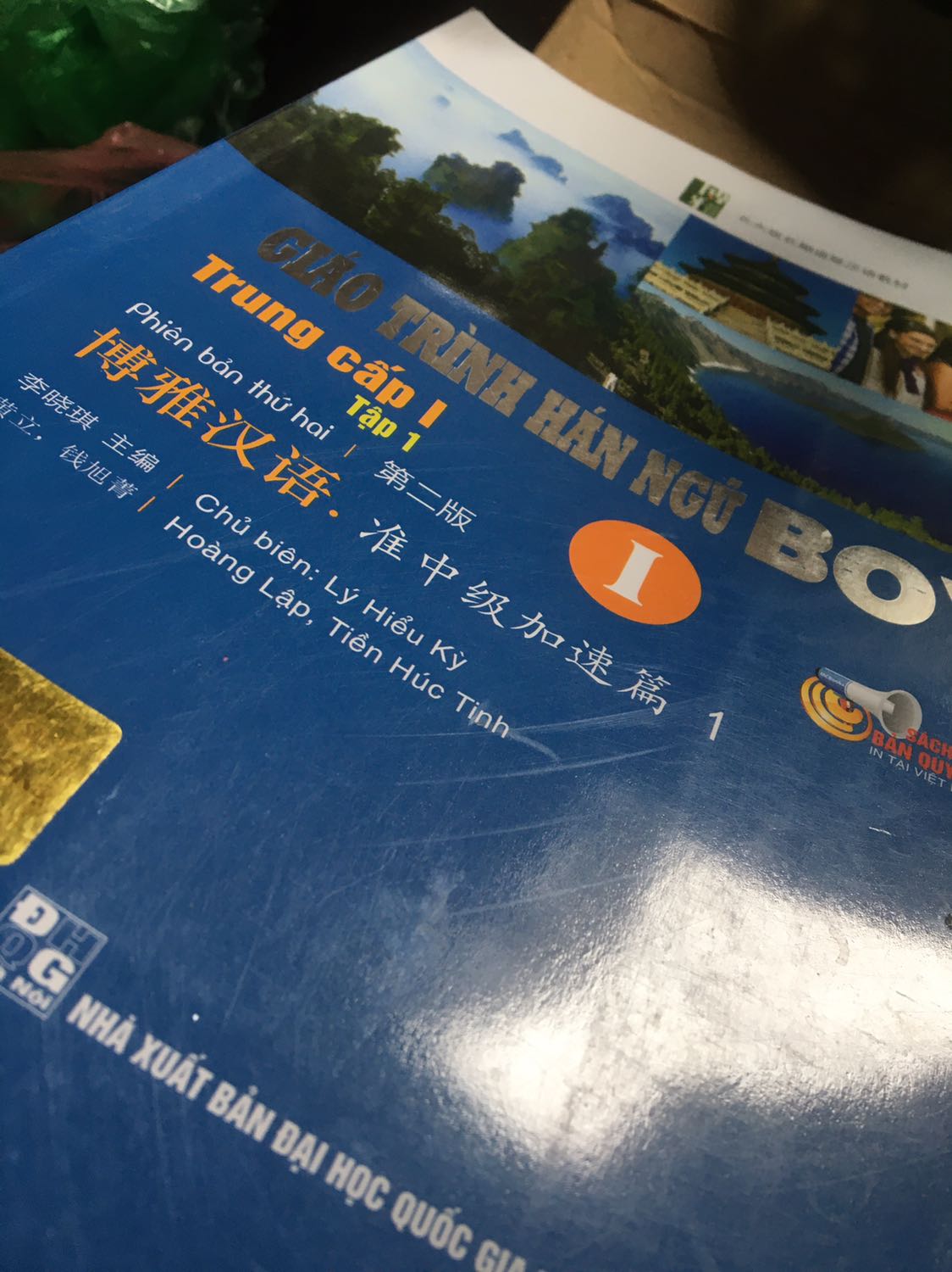 Mình mới nhận sp cách đây 30’. Mở ra hoàn toàn thất vọng. Bìa sau rách, có dấu mực dài; bìa trước xước nhiều, ảnh chỉ chụp đc 1 phần, nhìn mắt thường quyển sách xấu thật sự ạ. Mong bên bạn có tâm hơn trong việc cung cấp hàng hoá!
