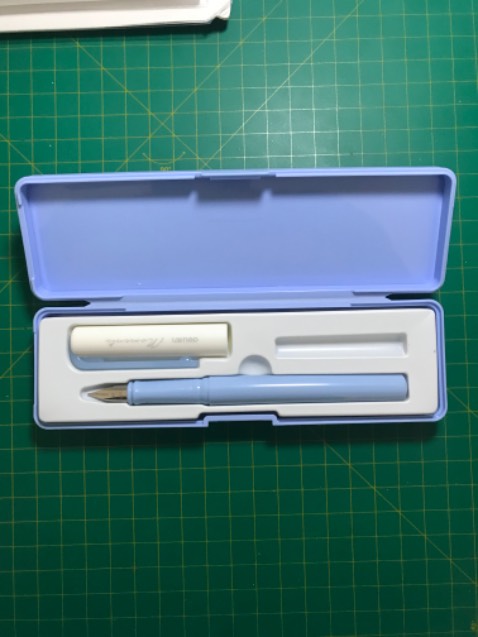 Mực ra đều, lên màu tốt, màu cũng rất xinh (hình thiếu ống mực vì mình đã gắng vào bút rồi) Mực ra đều, lên màu tốt, màu cũng rất xinh (hình thiếu ống mực vì mình đã gắng vào bút rồi)