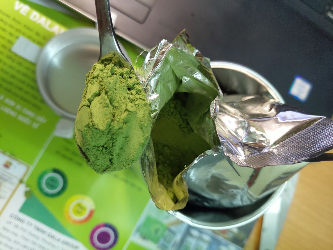 Nước uống quá đỉnh luôn, mát, thanh. 1 thìa cafe là pha được 4***ml, pha nhiều hơn sẽ hơi đắng, sẽ hơi có lấn cấn mọi người có thể lọc, còn mình thích uống cả 🤣, được đóng gói trọng hộp thiếc tiện lợi, dễ bảo quản. Nhân viên giao hàng Tiki thì tuyệt vời.