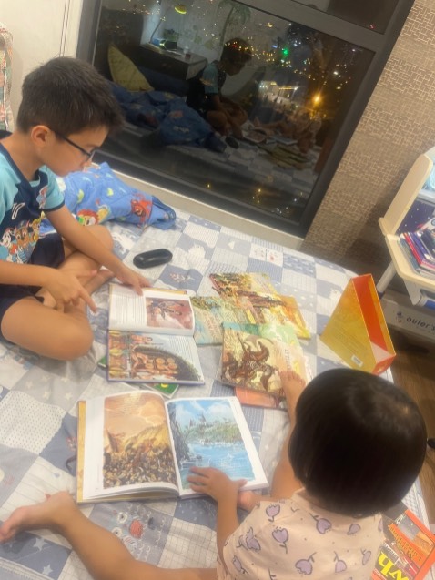 Sách cực kỳ đẹp, bìa cứng chắc chắn, màu sách đẹp. Nội dung truyện lịch sử thông qua hình ảnh là những bức tranh được vẽ rất đẹp. 2 bé nhà mình rất thích!