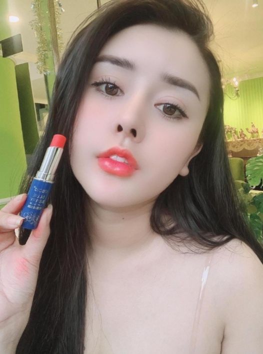 cực hài lòng...son lên màu đẹp, mềm môi và căng mọng. sẽ ủng hộ shop lâu dài... ?