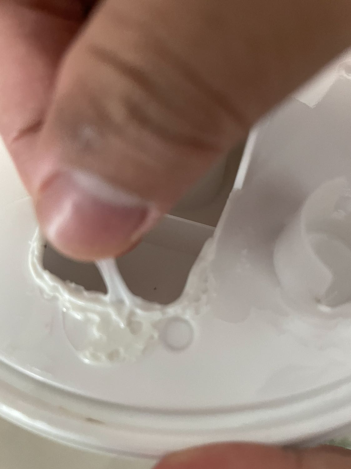 Mình mua 2 máy nhưng có 1 máy bị như này, mà càng ngày nó càng nặng hơn vì nhựa bị chảy ra ko nâng phần chứa nước lên được Mình mua 2 máy nhưng có 1 máy bị như này, mà càng ngày nó càng nặng hơn vì nhựa bị chảy ra ko nâng phần chứa nước lên được