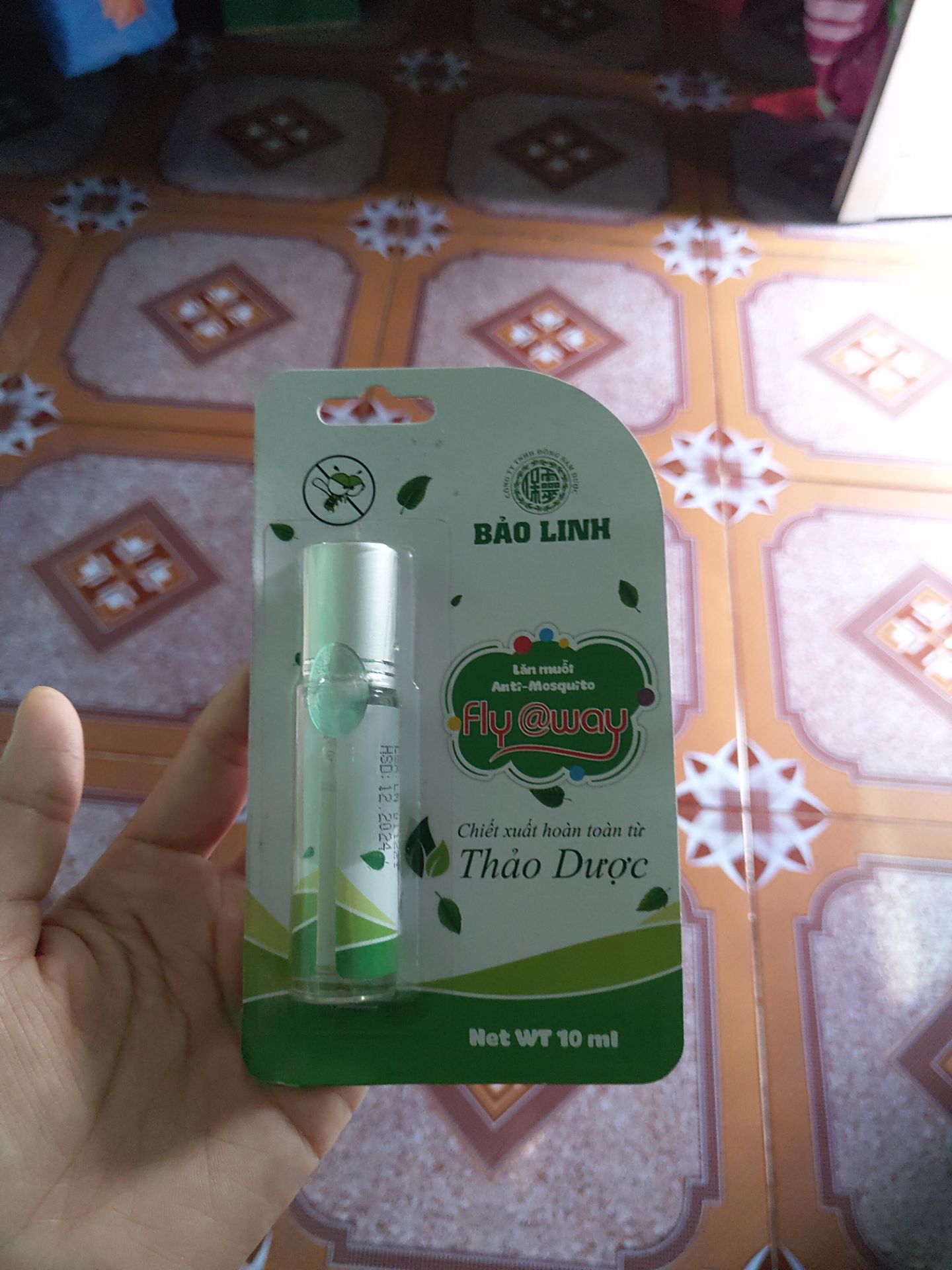 Mùi sản phẩm dễ chịu. Lăn thường xuyên thì vết muỗi đốt cũng xẹp và k để lại thâm.  Điểm trừ là lúc đóng gói 2/3 lăn bị rò rỉ. Nói chung sử dụng khá ổn.