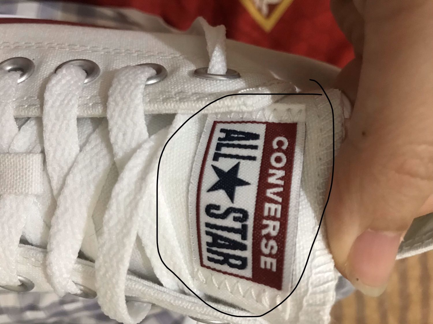 Không biết bên vận chuyển thế nào mà khi giao cho mình hộp đã mở ra rồi. Giày thấy ko giống trong ảnh nên mình kb đánh giá thế nào luôn. Sợ mua phải hàng ko chính hãng vì giày của mình ko có mác treo ở giày luôn