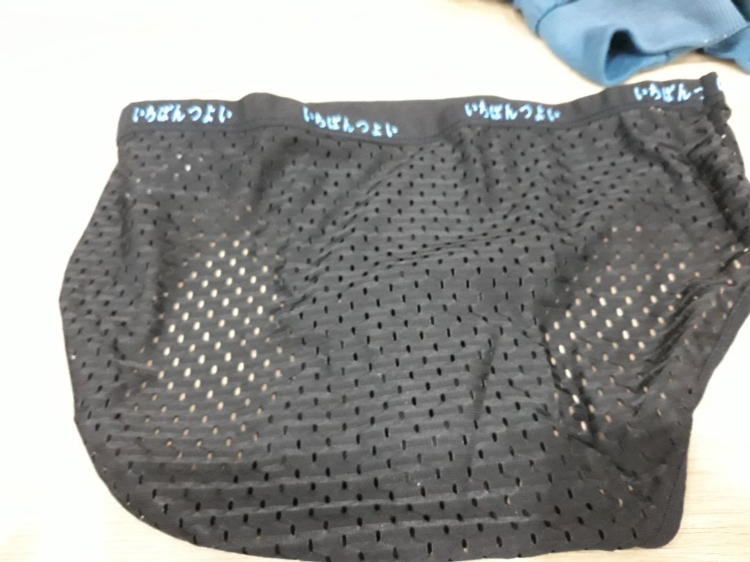 Quần nhận đc màu rất hài lòng, chất liệu và kiểu dáng đều ok, dù đã chọn tăng 1 size so với tiêu chuẩn nhưng vẫn bị chật, trong khi loại khác cũng size này thì ok, có ướm thử thì thấy loại này chiều từ đáy quần đến đai quần ngắn hơn, nên khi mặc khá chật, mình 68kg chắc phải XXL mới ổn, Mua XL vẫn k ổn, dù sao cũng cho shop 5* về chất liệu và giao hàng