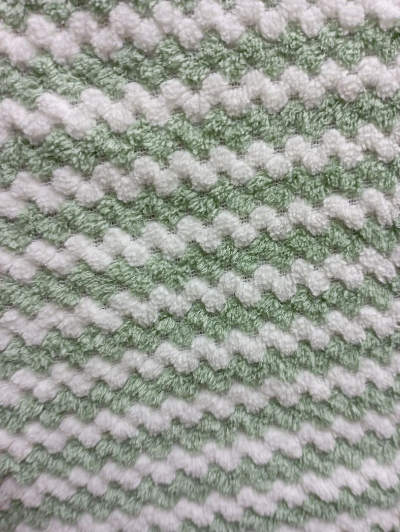 sản phẩm mềm mịn xài êm thám hút tốt. có dây treo,hơi ít màu gồm 4 khăn hồng, 2 khăn xanh; 2 khăn màu nâu