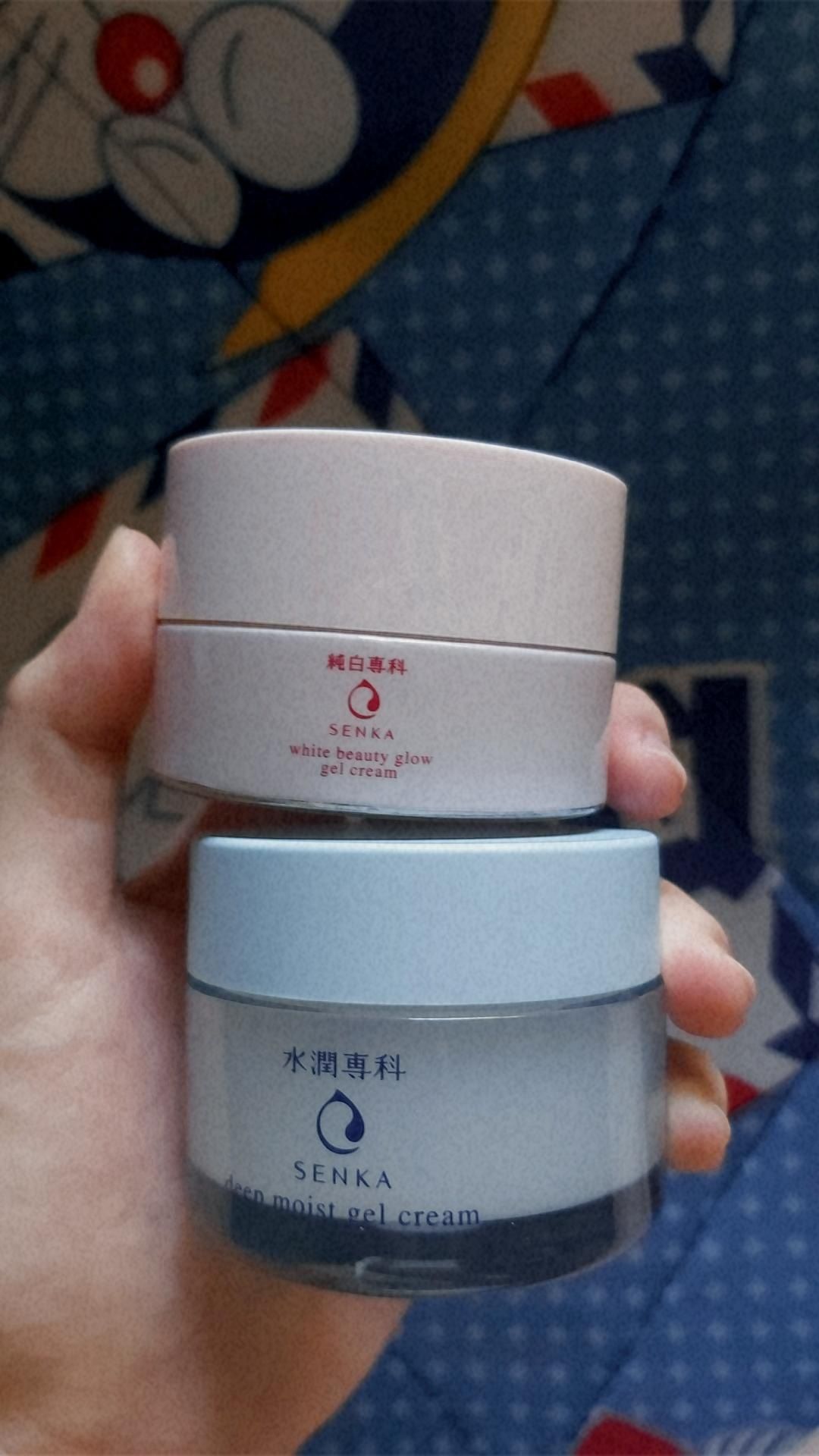 Quá trình vận chuyển khiến hộp méo xẹo luôn.
Sản phảm dùng ổn, mình da hỗn hợp thiên dầu nên dùng sản phẩm vào mùa lạnh và bôi mỏng trên da. 
Giá cả phải chăng phù hợp với HSSV. Mình đã mua đến 4 hủ để dùng dần...