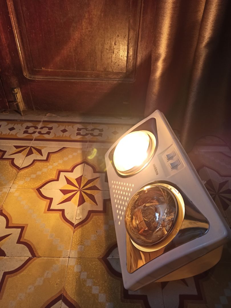 đèn bị cháy 1 bóng khi mình cắm thử ( sợ.i đốt đã bị đứt do vận chuyển)
ko biết có đc báo thay 1 bóng mới