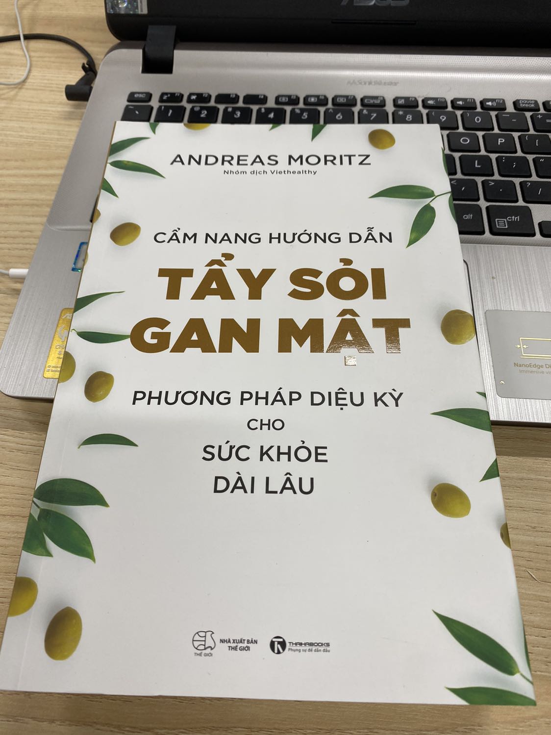 Mình biết tới sách thông qua group thải độc của Viet Healthy, nội dung sách thì không còn gì để nói rồi. Vì quy trình thải độc rất nhiều nên mình quyết định mua sách về đọc (trong group cũng có chia sẻ nhưng k được hệ thống nên khó nắm thông tin). Sách giá 199k nhưng mua giảm giá còn 87k với độ dày sách gần 500 trang thì quả là rất đáng tiền luôn. Tỉ lệ ung thư gan ở Việt Nam rất cao, và sỏi gan là một trong những nguyên nhân gây ung thư gan cao nhất, đây sẽ là cuốn sách bảo về sức khoẻ bạn và người thân từ lúc này. Rất đáng mua nha mọi người ơi!