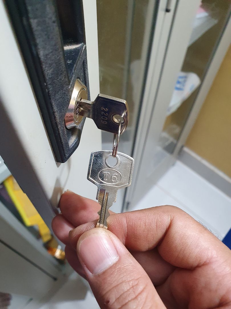 mua 3 cái vặn tán vô được có 1 cái. ổ khóa bị hư ko vặn mở khóa được