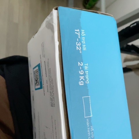 Arm chuyển động mượt.
Hộp đã được bóc seal để bỏ note cảm ơn và HDSD, hơi ướt do mưa.