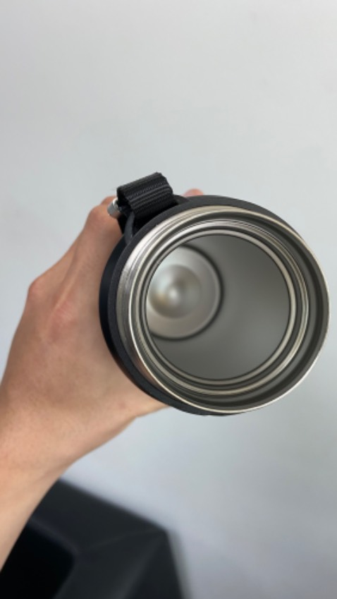 Tôi đánh giá cao về sản phẩm này từ thiết kế, màu sắc, chất lượng cho đến tính thân thiện. Thiết kế rất sang trọng, trendy, mức độ hoàn thiện sản phẩm cao, kết cấu vừa đơn giản, dễ sử dụng nhưng vẫn đảm bảo được tính năng sản phẩm là giữ nhiệt.