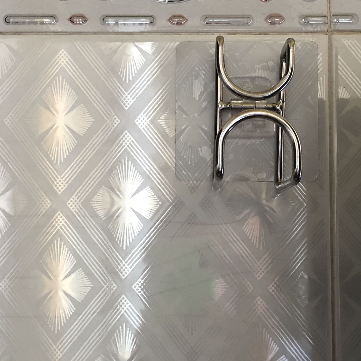 Khá chắn chắn khi treo các vật dụng, bề mặt tiếp xúc của băng keo dính cũng khad rộng, giúp tăng tải trọng khi treo.