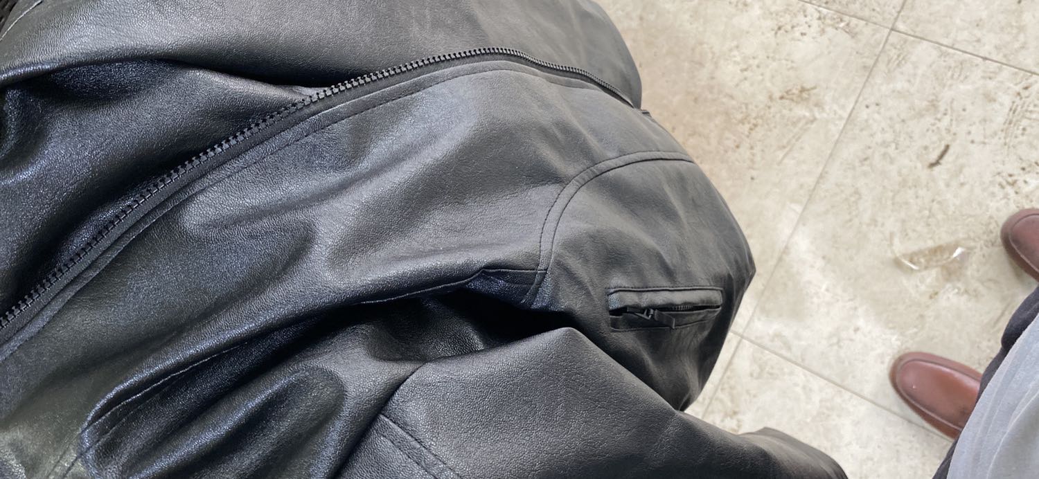 Áo cũng đẹp so với giá tiền nhưng lót dỏm quá lông dính đầy người luôn. Thà làm nỉ hay vải gió đi cho rồi ??