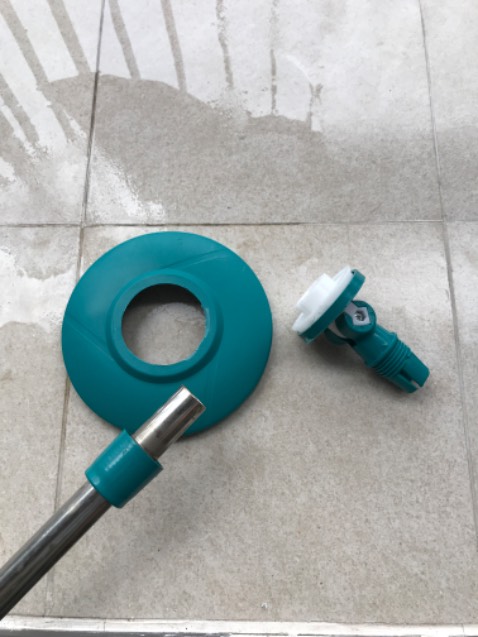 Tôi viết đánh giá này không phải để dìm hàng mà mô tả cụ thể chất lượng sp bằng trải nghiệm của chính mình: Hàng mỏng mảnh, không chắc chắn. Tôi dùng được 1 tháng đã hỏng. Đặc biệt cái cổ của cây lau rất ật ưỡng, đang xoay để vắt thì lại ật ngang ra. Chán!