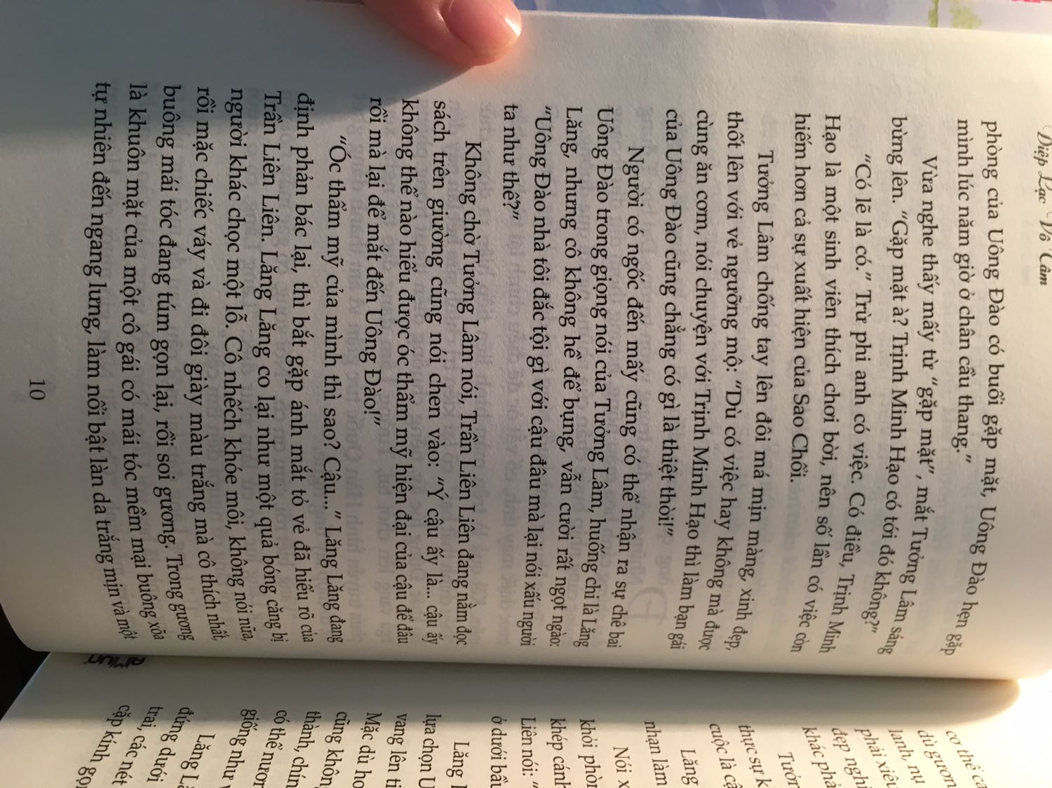 Sách giao nhanh nhưng giao đến tay mk thì.... (các bạn nhìn hình ạ)... Tuy nhiên vẫn trong khả năng chấp nhận của mk. Chỉ là không hiểu sao nội dung trong sách lại bị cắt mất đoạn đầu (đây là đoạn Lăng Lăng chát chít với Dương Lam Hàng hồi chưa quay về TQ). Mk đọc onl mặc dù đoạn đó khá nhạt và khó hiểu nhưng cần lắm lý do truyện bị cắt xénn??