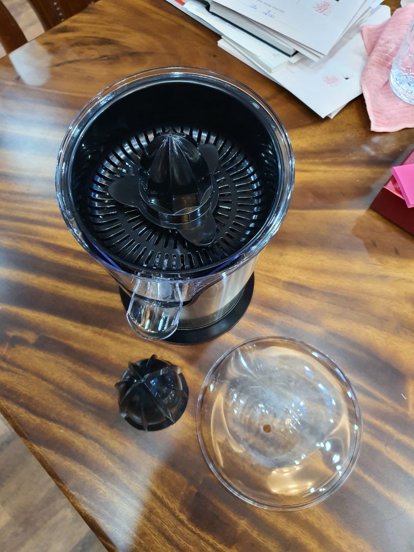 Mới đầu mình không định mua vì giá hơi cao so với các hãng như Lock&Lock và Philips nhưng sau khi mua về thì rất hài lòng. Máy thiết kế đẹp, chắc chân, nhỏ gọn và chạy rất êm, vắt nước rất nhanh và không bị to như các loại giá rẻ. Vệ sinh cũng rất gọn và nhanh.
Máy là loại vắt cam và chảy trực tiếp ra cốc nên khay chứa nếu để chế độ khoá vòi chảy chỉ chứa được 3-4 quả cam là đầy.