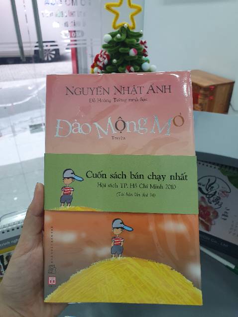 Những kỉ niệm thời non dại, được tác giả mô tả chân thực tới mức Cu Tin, Thắm và Bảy hiện ra trước mắt bạn đọc. Cứ tưởng đống cát xây dựng ba Tin mua về đổ trong sân nhà sẽ sớm bị dẹp bỏ. Và không ai tin đó là hòn đảo hoang Robinson của bộ ba cô cậu học trò mỗi ngày thả trôi mộng tưởng với biển rộng đầy cá mập và hải âu bay lượn trên trời. Những tưởng chú cún Pig sẽ không còn được làm sư tử, chú mèo Mi Mi sẽ không còn được hóa thành beo trên đảo hoang đầy thú dữ này nữa. Nhưng ba Tin vẫn giữ cho con ông 1 niềm tin, 1 vùng trời, 1 chỗ để cho hồn con thơ được bay bổng cùng lũ nhóc tì trong lớp. Cô giáo Tin và đám bạn cũng tin đó là một hòn đảo, cũng hay ghé nhà thăm Tin - chúa đảo, Bảy - phó chúa đảo và Thắm - chúa đảo phu nhân. Dì Sáu Dừa sau khi đổ oan cho tụi nhỏ đánh cắp đồ của nhà dì thì lũ trẻ không dám tụ tập nhà Tin nữa. Nhưng sau khi 3 cô cậu theo dõi vô tình biết được cu Mít, con dì Sáu Dừa nghiện hút. Thế là báo cáo với dì bằng cách thổ dân là cắm dao xuyên qua bức thư ghim vào mặt bàn nhà dì. Nhớ vậy mà dì tin ngôi đảo là thật. Dì còn đem qua toàn những hoa lá để làm rừng phi lao chống biển bão cho đảo của tụi nhóc. Câu chuyện vui tươi, hồn nhiên và đầy trí tưởng tượng. Cho người đọc hết vui rồi buồn. Cũng thả hồn theo những trí óc tinh khôi!!!