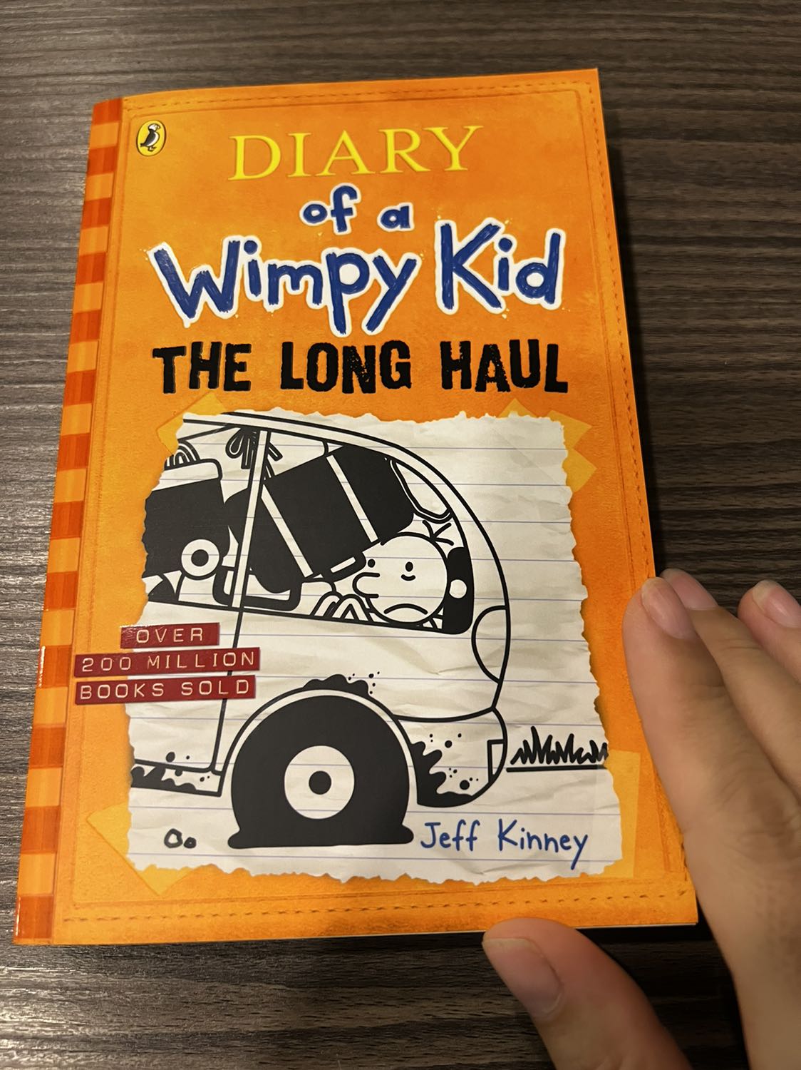 Serial Diary of a wimpy kid (Nhật ký chú bé nhút nhát) là lựa chọn rất cuốn hút cho các bạn nhỏ đọc sách tiếng Anh, giai đoạn chuyển từ truyện tranh sang truyện chữ (có xíu tranh minh hoạ) trước khi chuyển sang truyện chữ dày hoàn toàn như Harry Poster chẳng hạn (bản Anh ngữ).
Tập đọc hàng ngày, là một cách để tự nâng cao level tiếng Anh của mình, thay vì phải đi học thêm ở đâu đó. Mình không phản đối việc học thêm, nhưng nếu không có môi trường hoặc tự tạo ra môi trường để tự nâng cao cho mình, thì vốn liếng lại trả hết lại cho thầy cô hay các trung tâm, mình nghĩ thế.
Phàn nàn mỗi việc là sách bản tiếng Anh luôn đắt hơn sách bản dịch tiếng Việt tới mấy lần, hic. Serial Diary of a wimpy kid (Nhật ký chú bé nhút nhát) là lựa chọn rất cuốn hút cho các bạn nhỏ đọc sách tiếng Anh, giai đoạn chuyển từ truyện tranh sang truyện chữ (có xíu tranh minh hoạ) trước khi chuyển sang truyện chữ dày hoàn toàn như Harry Poster chẳng hạn (bản Anh ngữ).
Tập đọc hàng ngày, là một cách để tự nâng cao level tiếng Anh của mình, thay vì phải đi học thêm ở đâu đó. Mình không phản đối việc học thêm, nhưng nếu không có môi trường hoặc tự tạo ra môi trường để tự nâng cao cho mình, thì vốn liếng lại trả hết lại cho thầy cô hay các trung tâm, mình nghĩ thế.
Phàn nàn mỗi việc là sách bản tiếng Anh luôn đắt hơn sách bản dịch tiếng Việt tới mấy lần, hic.