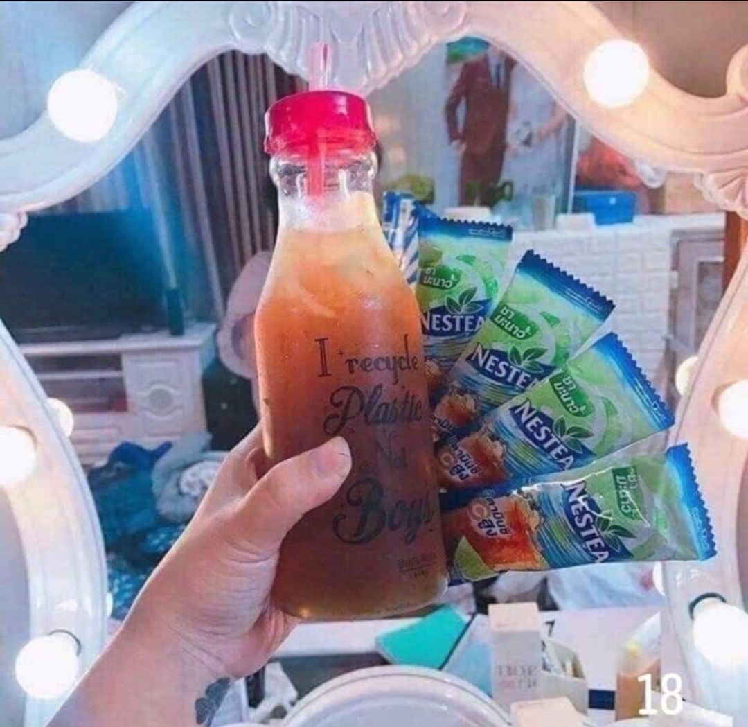 Bên cạnh các loại trả như lipton, trà dr thanh,… thì trà nestea cũng được rất nhiều người ưa thích. Em mình thích loại này dã man  mà mẹ mình đâu có cho mua. Mình cũng không dám á, tại không có tiền. NHưng cảm ơn TIki, nhờ có nhiều Game bên Tiki thì mình cũng có chút xu trong tài khoản. Thế là đặt liền một loạt các vị cho cu em. Sau vụ này mẹ mắng té tát, nhưng vì vị trà ngon chanh ngon quá nên mình bất chấp. Ha ha

Tên sản phẩm: Trà NESTEA vị Chanh 
 

Chất lượng sản phẩm:

Hàng TIki kiểu siêu phẩm á. Mặc dù chặc bọc chống sốc gì hết thế mà hộp vẫn vẹn nguyên. Không bị móp chút nào hết luôn á, điểm này khó mà sàn thương mại nào có được.

Màu hộp trà xanh mát khiến người ta thật thoải mái. Mặc dù mình không thích uống trà chanh lém, nhưng nhìn màu này là cứ gọi là hết nước chấm.

Thông Tin Chi Tiết
Thương hiệu

NESTEA

Xuất xứ thương hiệu

Thụy Sỹ

Kích thước

14 x 6 x 10.5 cm

Hạn sử dụng

12 tháng kể từ ngày sản xuất

Hướng dẫn bảo quản

Bảo quản nơi khô ráo, thoáng mát, tránh ánh sáng trực tiếp

Hướng dẫn sử dụng

Uống lạnh: Pha 1 gói 14 g với 100ml nước nóng hoặc lạnh, khuấy đều và thưởng thức. Uống nóng: Pha 1 gói 14 g với 100 ml nước nóng và thưởng thức.

Lưu ý

Sản phẩm có thể chứa lecithin đậu nành (may contain soya lecithin). Nên uống ngay sau khi pha chế. Không sử dụng cho người dị ứng với các thành phần của sản phẩm.

Xuất xứ

Việt Nam

Trọng lượng

0.25 kg, số lượng: 18 gói

Thành phần

Đường, maltodextrin, chất điều chỉnh độ chua (330, 332(ii)), trà tinh chế (1.1 %), hương chanh tổng hợp (có chứa lecithin đậu nành (containing soya lecithin)), muối, chất tạo ngọt tổng hợp 950, màu tổng hợp 150d và vitamin C.

Chất lượng dịch vụ:

Hàng giao chỉ sau hai ngày, nhanh dã man ha mọi người. Điểm trừ là anh Shipper ít có ác, giao vào giữa trưa trong lúc mình đang say giấc nồng. Nhưng cũng không thể trách anh được, vì ba đồng lẻ tẻ mà anh kiếm bất chất ngày hay đêm. Thương hen cả nhà! NHưng mong buổi trưa thì anh nên ghé vào quán cơm nào đó ăn cơm xong chợp mắt chieuf dậy cho tỉnh táo.

Tikitrading thì quá đỉnh rồi. Dịch vụ bên này kiểu miễn bàn luận luôn á!

 

Trải nghiệm thực tế:

Trà nestea là một sản phẩm của công ty Nestle Việt nam. Trà nestea được làm từ nguyên liệu là những lá trà tươi ngon nhất, đã qua sàng lọc, sấy khô, sản phẩm giữ lại hương vị tinh túy nhất, mang lại hương vị thơm ngon, hấp dẫn ngay khi thưởng thức. Đây là sản phẩm chất lượng cao và hợp vệ sinh, được sản xuất theo công nghệ hiện đại, không sử dụng các chất hóa học, chất gây hại cho sức khỏe, nên bạn hoàn toàn yên tâm sử dụng. Đặc biệt hơn với vị chanh chua nhẹ, dễ uống, có thể kết hợp đá lạnh để làm món giải khát tuyệt vời trong những ngày hè.

Trà Nestea được đóng hộp với nhiều gói nhỏ dạng bột hòa tan, tiện lợi khi pha chế. Thành phần trong trà nestea vị chanh là một sự kết hợp hoàn hảo của tinh chất từ lá trà tự nhiên và hương vị thơm ngon tuyệt vời từ chanh nhằm mang đến cho bạn sự tươi mát, giải nhiệt sảng khoái và căng tràn sức sống. NESTEA Trà vị chanh có khả năng tan dễ dàng ngay trong nước lạnh. Với thiết kế hộp giấy bảo vệ môi trường, gói nhỏ gọn, vị hoàn chỉnh, cắt xé, pha chế dễ dàng và nhanh chóng giúp bạn có thể mang theo bên mình bất cứ lúc nào ở bất cứ nơi đâu dù đi làm, đi chơi hay đi học. Trà vị chanh NESTEA sẽ giúp bạn giải khát tức thì, cung cấp thêm năng lượng, cung cấp nước và là nguồn bổ sung vitamin C nhằm tăng cường sức đề kháng cho cơ thể, bảo vệ tế bào khỏi tác hại của các gốc tự do.

Hương vị mà trà chanh mà mình cảm nhận hơi chua chua, chan chat, ngon lém mà không phải gu mình Nhưng mình thường ăn bột của nó á, thề ăn lúc chưa hào tan nó ngon dã man. EM mình thường hay phàn nàn không đồng ý cho mình ăn dạng vậy. Hu hu

Thức uống này đã mang đến cho mình những trải nghiệm thú vị nào?

Bạn có biết một tác dụng vô cùng đặc biệt của trà chanh ngoài việc giải khát là giảm béo không? Vô cùng lạ phải không> Trong 1 gói trà nestea hương chanh chỉ có chứa khoảng 55 calo, thấp hơn rất nhiều so với lượng calo mà cơ thể cần cho 1 bữa. Do đó, việc uống trà nestea hoàn toàn có thể giúp bạn giảm cân. Hơn nữa, trà nestea được sản xuất từ lá trà tự nhiên, hòa quyện với chiết xuất chanh tươi giúp thanh nhiệt hiệu quả, bổ sung vitamin C tăng sức đề kháng cho cơ thể, giúp mịn da đẹp dáng.

Tuy nhiên, với điều kiện là các bạn cần phải sử dụng chúng một cách hợp lý. Bởi nếu nếu bạn uống quá nhiều, cùng với việc ăn uống không điều độ có thể khiến cơ thể dư thừa calo. Hơn nữa, trong trà nestea cũng chứa khá nhiều đường, lượng đường khi nạp vào cơ thể sẽ chuyển hóa thành năng lượng. Lúc này, lượng calo nếu không được đốt cháy hết sẽ tích tụ lại thành mỡ thừa và khiến bạn tăng cân.

Nói tóm lại việc uống trà nestea có giảm cân không? còn tùy thuộc vào số lượng mà bạn sử dụng. Do đó, nếu bạn đang trong quá trình ăn kiêng để giảm cân cần sử dụng trà nestea một cách hợp lý. Đồng thời, kết hợp cho mình một chế độ ăn uống và tập luyện khoa học để giúp cho việc giảm cân đạt hiệu quả tốt nhất.

Ngoài ra, khi bạn sử dụng trà nestea còn giúp bạn giải khát tức thì, cung cấp thêm năng lượng, cung cấp nước, bảo vệ tế bào khỏi tác hại của các gốc tự do. Nhưng khi sử dụng, các bạn cần lưu ý đối tượng sử dụng sản phẩm này chỉ sử dụng cho trẻ trên 3 tuổi và người lớn. Theo đó, với trẻ em từ 3 tuổi trở lên ngày chỉ uống từ 1- 2 gói và người lớn là từ 2 – 4 gói. Sản phẩm khi đã pha chỉ sử dụng trong ngày.

Chấm điểm:

Dịch vụ: 10/10

Sản phẩm: 10/10

Trà chanh quả là thức uống quen thuộc nhưng lại khiến cho bất kể ai đều có thể say đắm, ngoại trừ mình….Cảm ơn TIki đã mang đến một sản phẩm thú vị đến như vậy!