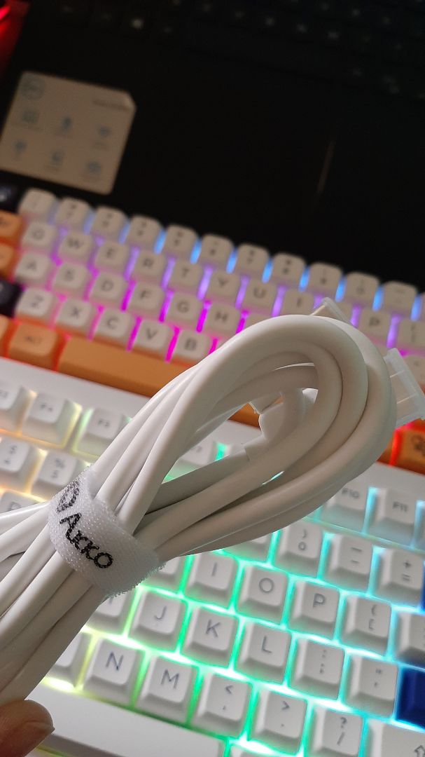 Bàn phím đẹp đúng mẫu, cảm giác gõ êm tai phụ kiện đầy đủ giao hàng nhanh sẽ ủng hộ tiếp