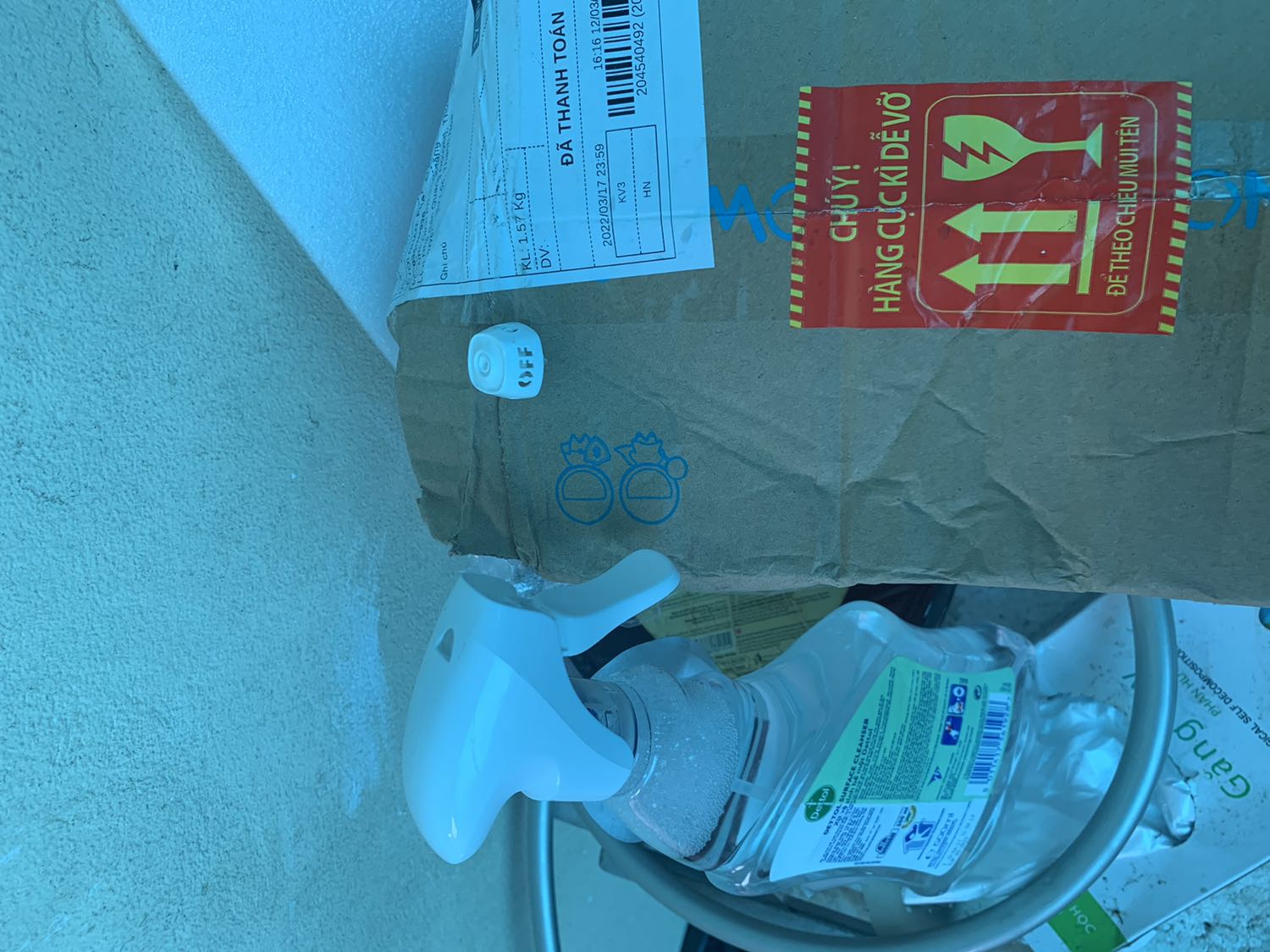 Hàng bị gãy mất đầu xịt. Bên giao hàng quá bất cẩn, bên ngoài đã ghi chú rõ là hàng dễ vỡ rồi mà lúc nhận thì hộp đựng nhàu nát