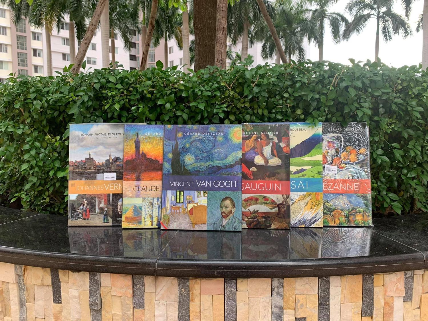 Bộ sách của Larousse- Kể Chuyện về Danh Họa. Không có những bài phân tích hay đánh giá chuyên môn cao siêu, bộ sách giản dị dạo quanh những bức danh họa với thông tin mật thiết giữa tác giả và tác phẩm, cùng với trích lục những thời kỳ quan trọng. Thông tin nhẹ nhàng dễ tiếp thu, cộng với tranh đẹp, xứng đáng nằm trong bộ sưu tập của những ai yêu mến hội họa.