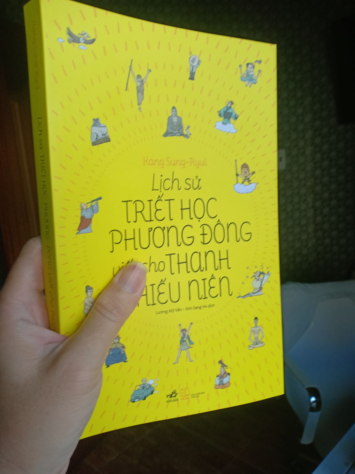 Sách khổ lớn, dày 400 trang, cầm nặng tay, nội dung rất hay và dễ hiểu, nhiều minh họa và chú thích, bạn nào thích tìm hiểu triết học nên mua nhé Sách khổ lớn, dày 400 trang, cầm nặng tay, nội dung rất hay và dễ hiểu, nhiều minh họa và chú thích, bạn nào thích tìm hiểu triết học nên mua nhé