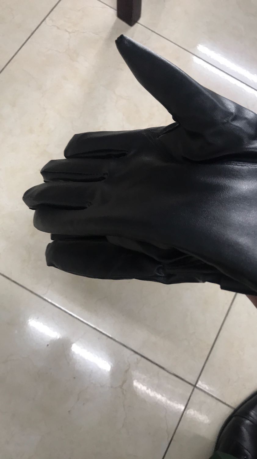 Găng tay quá chất quá đẹp luôn. Da rất mềm và co giãn rất tốt. Đeo ấm thôi rồi luôn. Lớp lông lót bên trong tạo cảm giác ấm mà rất dễ chịu. Cảm ứng điện thoại vuốt vèo vèo không phải nghĩ ngợi luôn. Hàng tốt giao nhanh đanhs giá 5 sao ủng hộ shop.