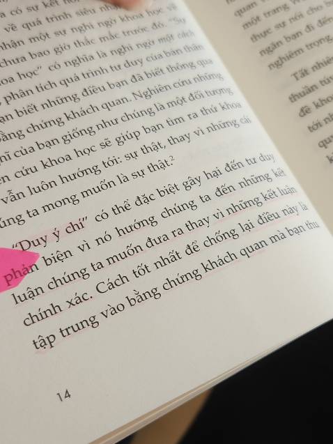 vừa nhận, đọc khoảng 50 trang thì sai chính tả(ảnh cuối)
nội dung cũng ổn, đọc xong hết mới đánh giá khác quan, 7/10
