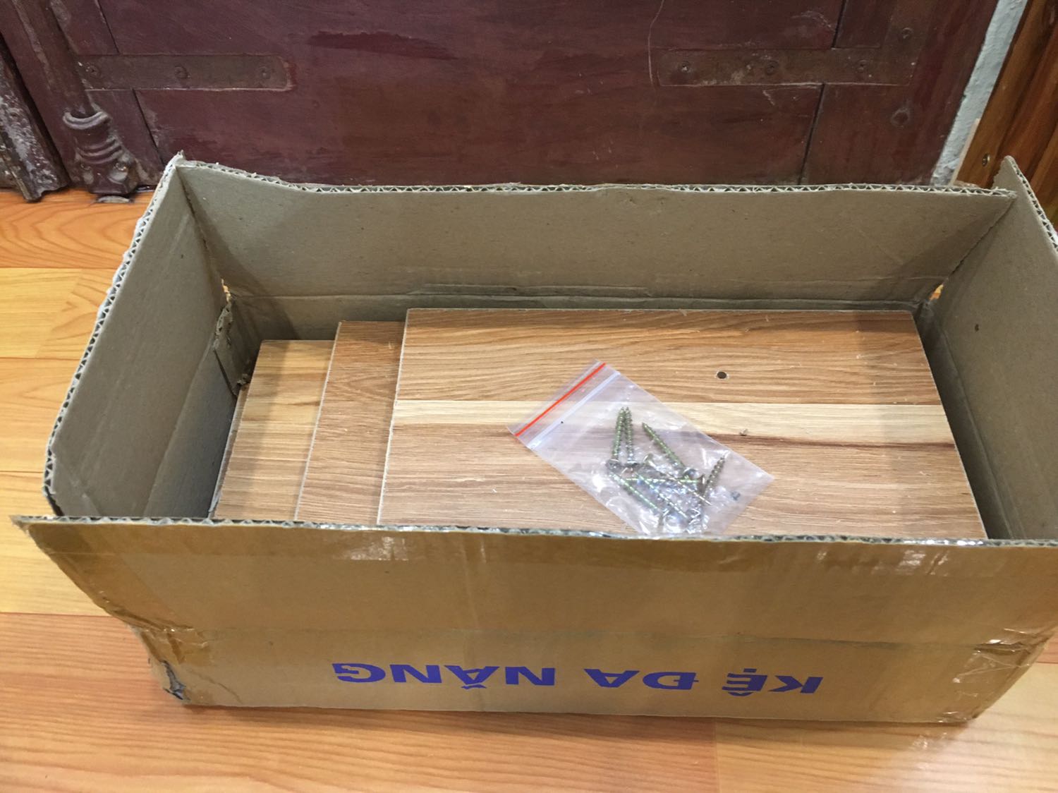 Chất lượng sản phẩm tồi, gỗ cắt bị vênh, lỗ khoan và vít bị thiếu. Mình có cưa và máy khoan nên có thể tự sửa để dùng được còn người khác e là phải trả lại vì ko thể lắp được.