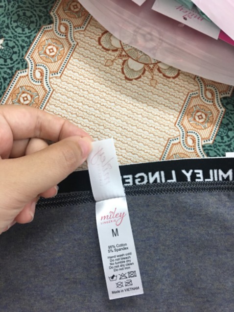 Chất liệu vải ok đó. Mềm mại. 53kg mua size M mặc cũng vừa người (thiệt ra tui mua size L mà shop giao size M). So với cái quần calvin klein tui mua 700k thì quần này có chất liệu y chan là 95% cotton và 5% spandex. Nhưng cảm giác khác lắm, quần ck mỏng nhẹ nên có vẻ thoáng hơn và đường may mềm mại hơn rất nhiều. Nhưng mà bù lại thì giá quá là ổn.