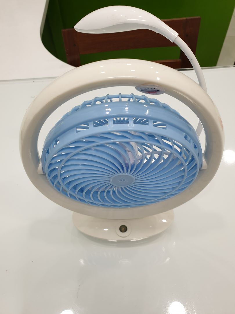 Sản phẩm nhận không giống như hình, đăng bài 1 kiểu, bán hàng 1 kiểu, pin đi kèm chỉ có 1 viên. Yêu cầu tiki giải quyết.