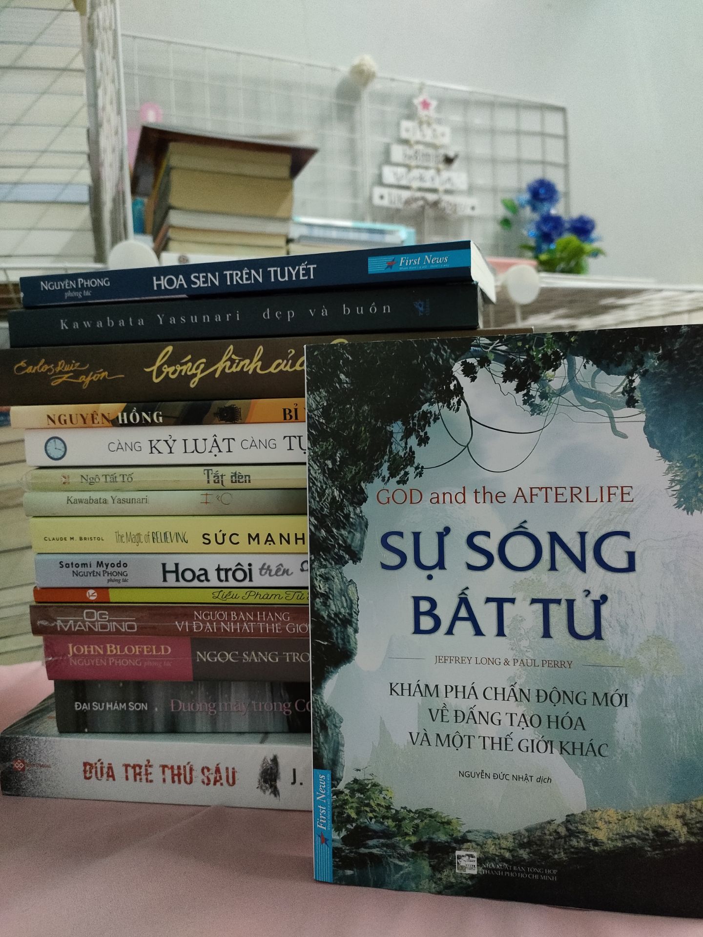 Do thích tìm hiểu về vấn đề tâm linh nên mình rất hay mua sách về thể loại này. Mình vừa nhận sách từ hôm qua nên chưa đọc nữa. Nhìn chung sách ổn chỉ có điều sách bám bụi hơi nhiều, mình phải dùng khăn giấy lau kĩ mới hết. Nhân viên giao hàng rất vui vẻ và nhiệt tình. Giao hàng nhanh mới đặt hôm qua là hôm nay đã có rồi. Điểm TB là 4.5* mà thôi làm tròn thành 5* luôn nha ?.