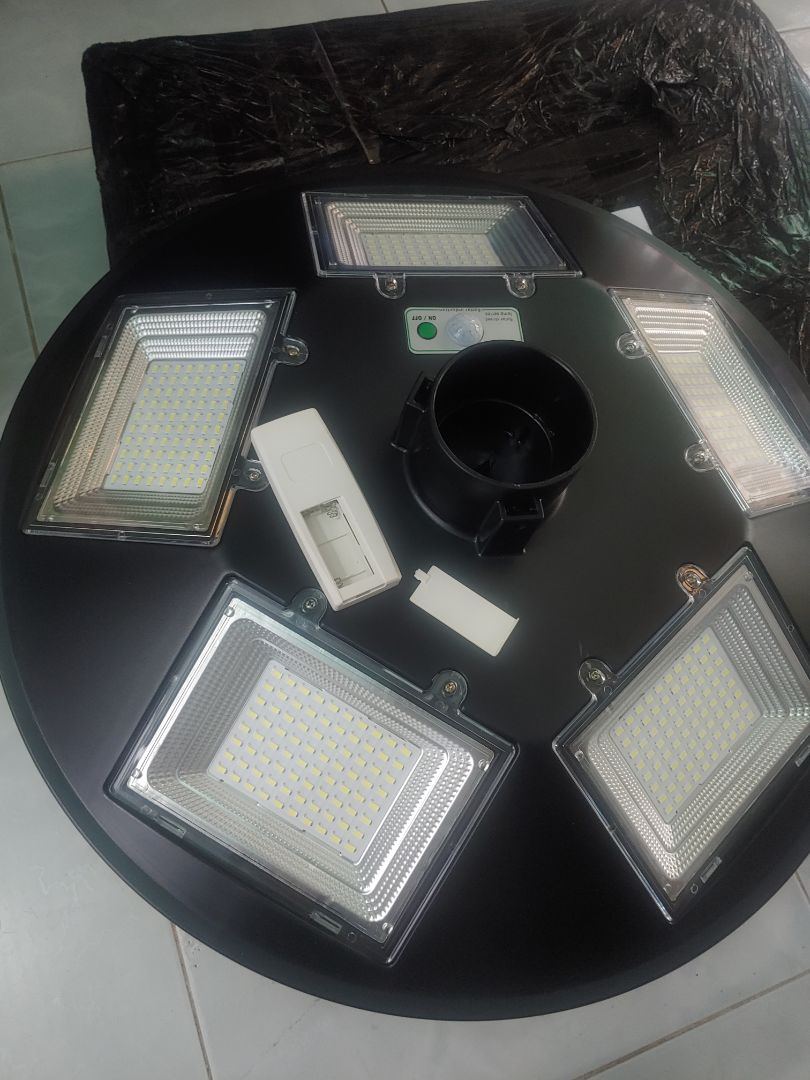 Giao hàng nhanh.
Mà giao romot ko pin, đèn thì ko kèm linh kiện ốc át để lắp đèn.
Ko vui tí nào.