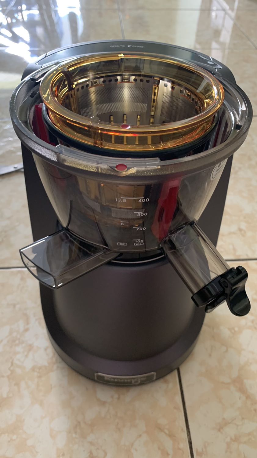 Máy chạy êm khi ép, vắt kiệt xác. Sau nhiều ngày xem các loại máy ép thì quyết định chọn em này thật hài lòng. Hàng sản xuất tại Hàn Quốc năm 2020. 
Điểm 10 cho Tiki lúc nào cũng giao hàng sớm hơn so với thời gian dự kiến