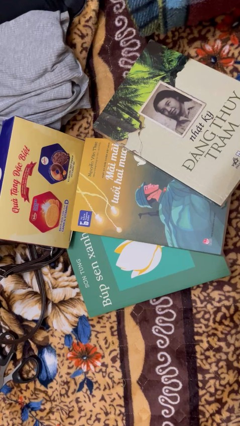 Sách đóng gói cũng tạm k có seal nhưng bù lại vận chuyện trong hộp cứng và cũng chắc chắn, k ngờ được shop tặng thêm hộp bánh nữa ạ. Lúc nhận mình khá bất ngờ vì đc tặng thêm quà =))). Bánh ăn ngon lắm á, sách không bị móp hay sứt mẻ gì. Sẽ ủng hộ nhà sách tiếp ạ.