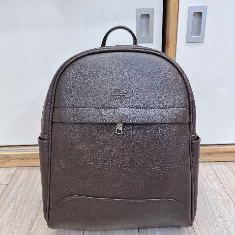 Chất da mềm mại không cứng như mấy loại khác thương hiệu này gđ mình dùng lâu rồi okila lắm