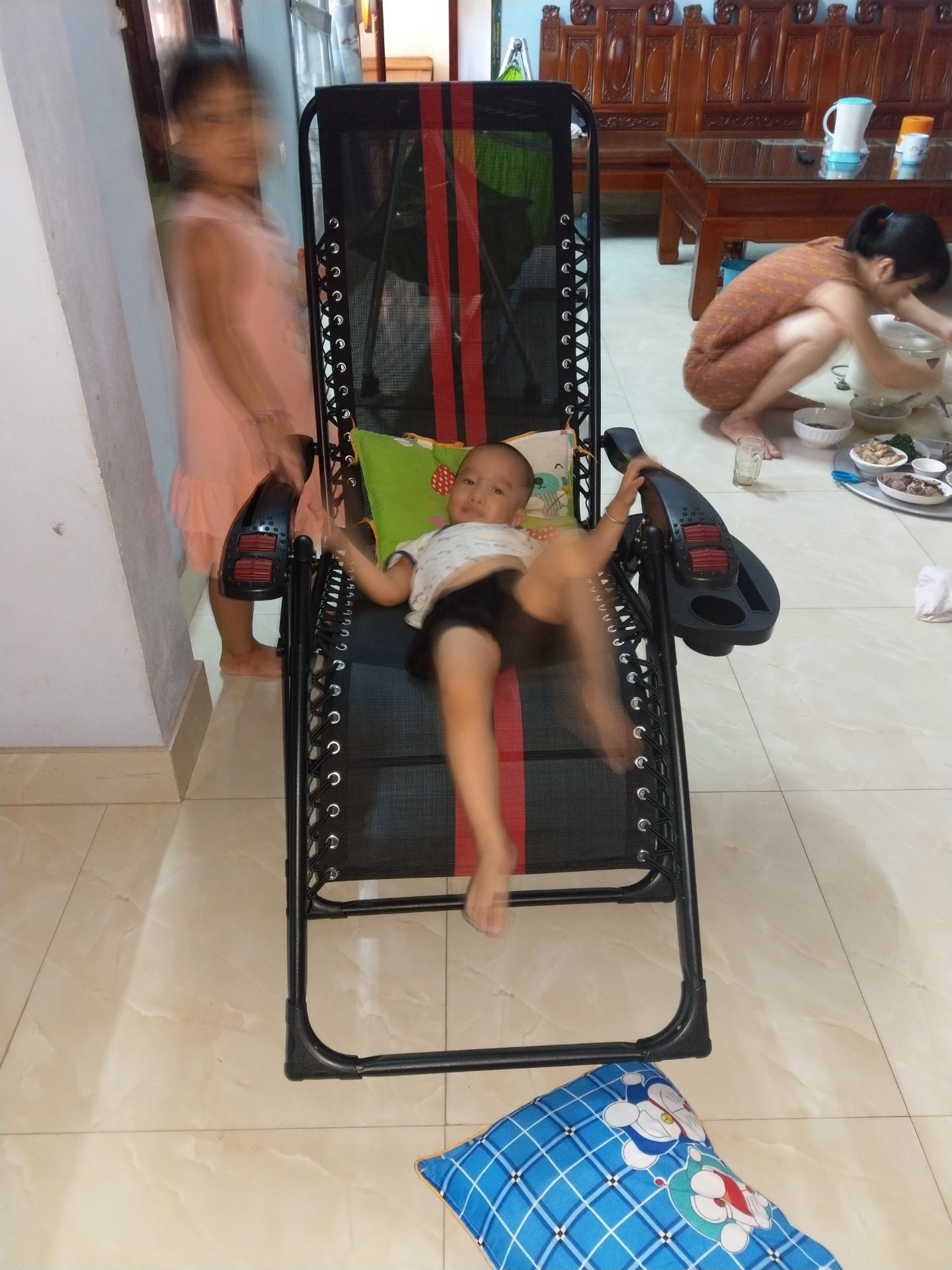 Sản phẩm khá chắc chắn, ngồi thư giãn thoải mái, êm ái, được tặng kèm Ấm siêu tốc. Khi nhận được ghế, ấm siêu tốc mới được gửi đi giao. Mua Ok nha mn. Các em bé tranh nhau ngồi