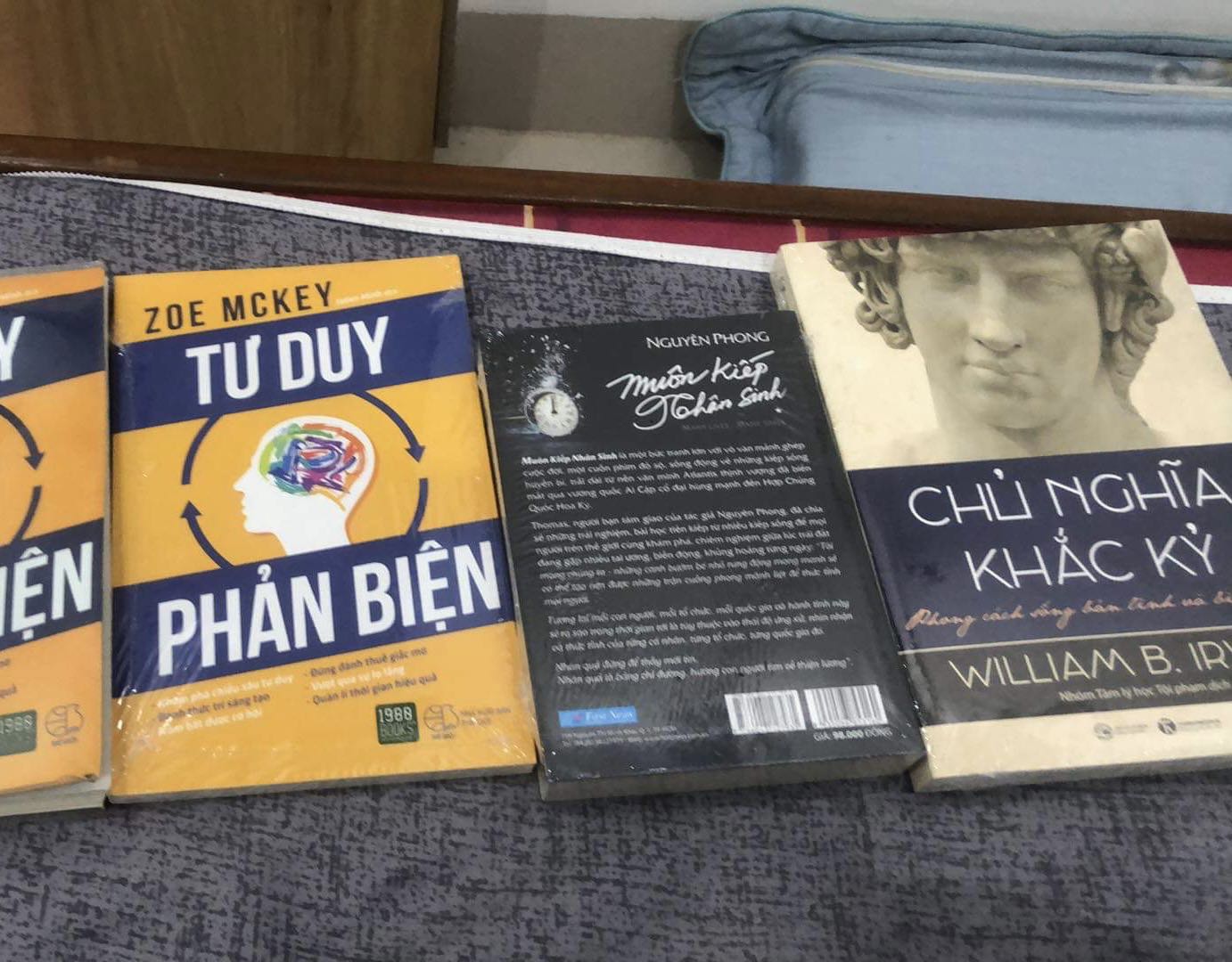 Đây là số sách mà tôi mua tặng cho chị bạn của mình đang ở nước ngoài ❣️
Có một số quyển tôi đã đọc qua và một số thì chưa, nhưng nhìn bề ngoài thì chất lượng giấy, bìa được bao bọc cẩn thận. Mọi thứ đều hoàn hảo 🔜 mong là chị nhận được sẽ vui khi đọc được những dòng chữ tiếng Việt thân thương của mình ❣️