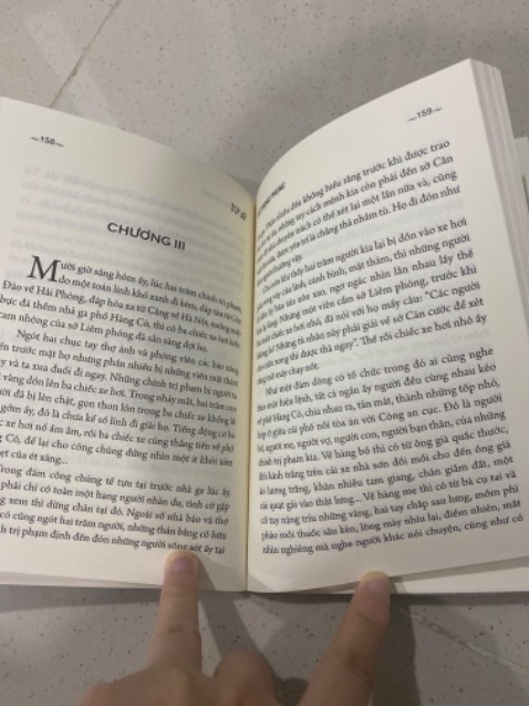 Đây là lần đầu tiên mình đọc full truyện của Vũ Trọng Phụng (mình chỉ đọc trích đoạn trong SGK thôi) 
 
Giống như tên tác phẩm, vỡ đê miêu tả cảnh đê vỡ, nhà cửa, của cải chìm trong nước. Tác phẩm miêu tả sự thay đổi của con người từ tốt đẹp sang tha hoá, từ tha hoá trở nên tệ hơn, nhân dân phải chịu cai trị từ bộ máy quan liêu từ cấp thấp đến cấp cao 

Trong cái xã hội ấy vẫn le lói những người nhân dân tri thức, ngay cả những người giàu, những người mà bạn không nghĩ sẽ 1 ngày đứng lên bảo vệ quyền lợi nhân dân, đã khai sáng cho các tầng lớp tri thức thấp về quyền lợi mà họ xứng đâng có được, về cách mạng, về xã hội. 

Trong truyện có anh Phú, giáo Minh con của cụ Cử vì đứng lên bảo vệ quyền lợi cho mọi người mà bị vu oan, bị cảnh tù đày. Cụ Cử thấy cảnh con bị tù đày mà dần trở nên chai lỳ cảm xúc khi thấy từng đứa con của mình phải đi tù, đi đắp đê. 

Mạch truyện có tuyến tình cảm của Phú và Dung nhưng vì ảnh hưởng của xã hội bấy giờ mà cũng không thành 

Nói chung, đây là tác phẩm mà các bạn nên đọc để thấy được xã hội và cuộc sống cơ cực của người dân thời bấy giờ.