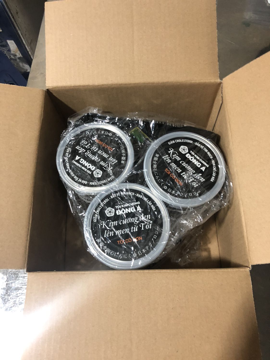 Đoạn đóng gói của tiki thỳ ko phải bàn. Chắc chắn gọn đẹp. Quả tỏi cô đơn đóng hộp nhìn rất là đẹp. Ăn thử thỳ cũng rất ngon. Trước thấy có vẻ hơi đắt. Nhưng sử dụng rồi thỳ thấy rất ok với đồng tiền bỏ ra. Nên mua nha các bạn!