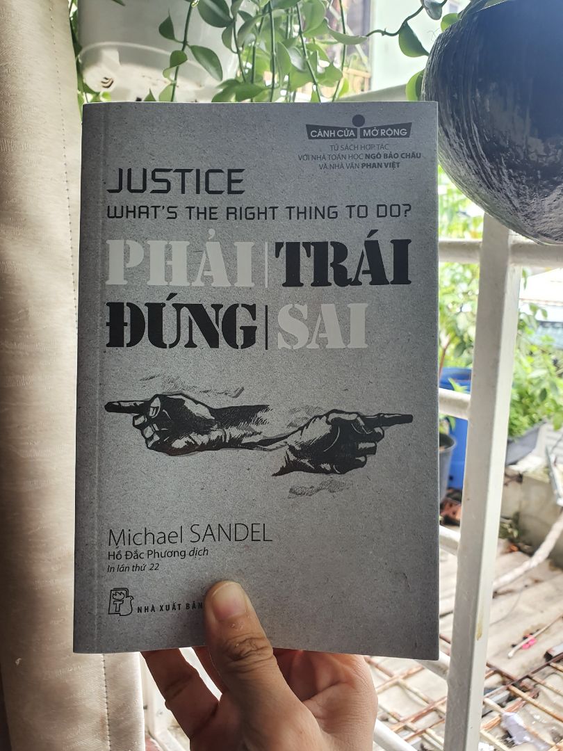 Một cuốn sách tuyệt vời về công lý! Từ những ví dụ về những vấn đề tranh cãi trong xã hội, tác giả dẫn dắt người đọc tìm về những học thuyết triết học nền tảng của xã hội phương tây (chủ nghĩa vị lợi, học thuyết của Kant, học thuyết của Rawl...). Tác giả trả lời những câu hỏi về công bằng và công lý bằng cách liên tục đặt câu hỏi và lật ngược tới lui những nền tảng của các học thuyết này. Chỉ hơn 300 trang, nhưng mình đã chiêm nghiệm nhận ra được nhiều điều, hiểu được nguồn gốc, nguyên nhân của những chính sách về luật pháp, hay nhưng tranh luận về các vấn đề trong xã hội. Một cuốn sách gối đầu giường!