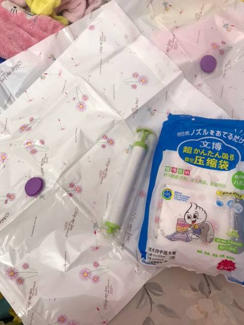 Lần đầu tiên đánh giá mà phải chụp với quay video của sp ngay và luôn vì ưng quá. Cbi hàng hơi lâu nhưng giao thì nhanh. Túi có trang trí hoa rất đẹp, dày dặn. Miệng túi có 2 đường zip luôn khỏi lo hở. Lại còn đk hoàn xu nữa chứ. Tính ra rất rẻ luôn, có thể bơm tay - hoặc mua thêm bơm máy mình mua cùng đc voucher thấp hơn nên cũng rẻ