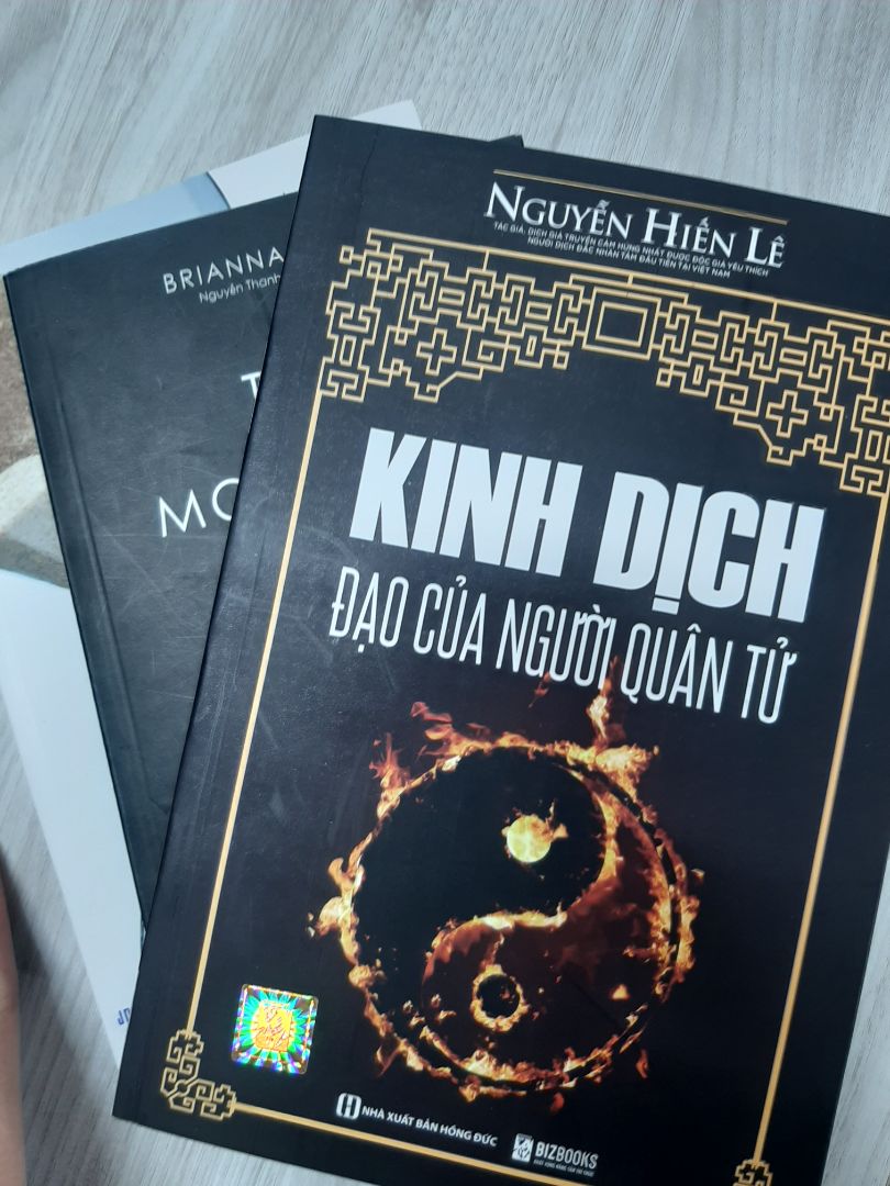Đóng gói cẩn thận, trang sách ko bị lỗi rách hay cấn gì cả, nên mình cực ưng, về chất lượng thì sách này ngâm cứu kỹ và ai đã biết cách tính xem quẻ kinh dịch, rất hay. Đóng gói cẩn thận, trang sách ko bị lỗi rách hay cấn gì cả, nên mình cực ưng, về chất lượng thì sách này ngâm cứu kỹ và ai đã biết cách tính xem quẻ kinh dịch, rất hay.