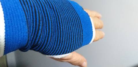 Mềm mại và ấm áp. Đâu phải là dân thể thao mới cần đâu. Người có tuổi cũng cần lắm đó, các bạn có tuổi ơi. An tâm mà bước không sợ trật chân hoài. An tâm mà chống chân khi đi xe 2 bánh, bớt lo bị trật chân bầt thình lình khi ngừng xe chống chân. An tâm lên xuống thang lầu. An tâm nhấc đồ vật hơi nặng, nhất là khi mình đã hơn một lần bị gãy xương cẳng tay nhé. Và v.v. ... ! Cảm ơn người có sáng kiếng, cảm ơn người sản xuất và cảm ơn người quảng bá và chuyển tiếp sản phẫm. Sao chỉ quảng cáo giới trẻ lực lưỡng luyện tập mà không đề cập người có tuổi? Chúng tôi cũng cần các sản phẫm này vậy! Thanks anyway!