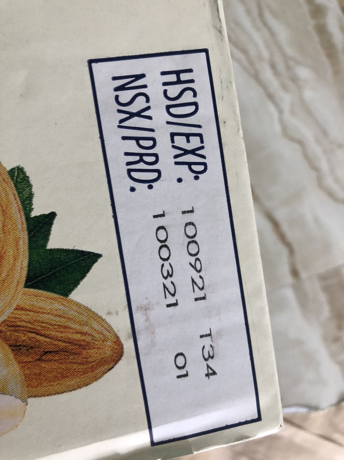 Sữa uống ngon lắm nha, ít ngọt nữa, nên là không ngại về việc tăng cân nhiều, thêm nữa là date cũng còn xa, tới tận tháng 10 nên uống dần mỗi ngày là ok luôn.
Giao hàng Của Tiki thì không còn gì nói luôn, giao siêu nhanh í, mình tưởng thứ 3 mới có hàng theo dự kiến, ai dè mới Chủ nhật là có luôn, thích thật sự