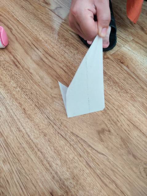 Sản phẩm tệ,khi lau sàn miếng dính để dính bụi và tóc dính luôn lên sàn, lau dc sàn mất luôn 1 cuộn