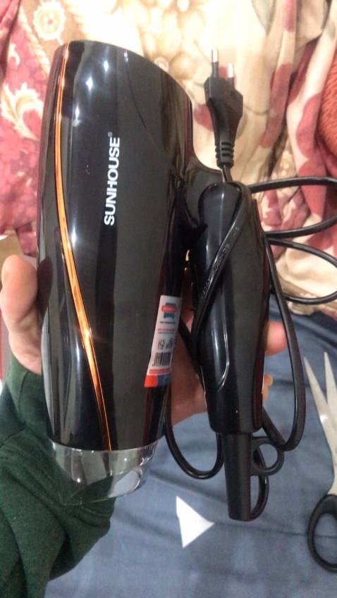 Máy sấy có nhiều nấc nên phù hợp mọi loại tóc. Giao hàng nhanh. Ban đầu dùng hơi mùi nhựa chắc mới nhưng sau hy vọng sẽ hết. Tốc độ cũng mạnh lắm nên mình khá ưng ý, phiếu bảo hành tem mác đầy đủ.