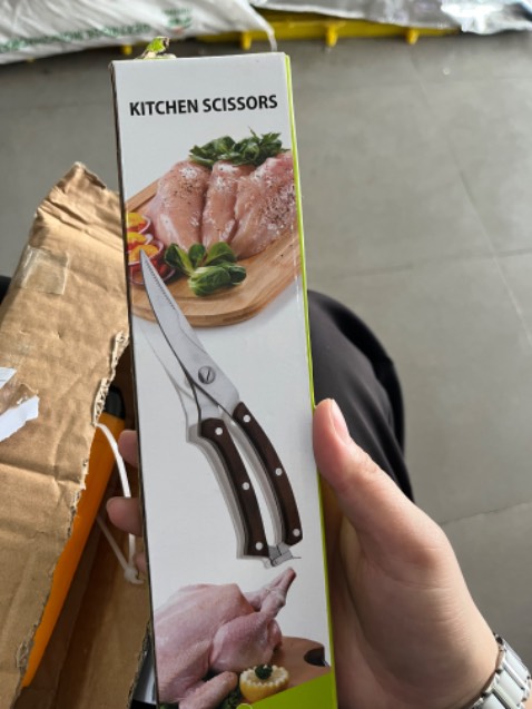 Để phần giới thiệu là sản phẩm tốt. Giao đến sản phẩm khác. Cầm lỏng ở khớp nối ko có nút giữ, đến cái hộp đựng kéo còn không phải. Thật vọng ghê luôn